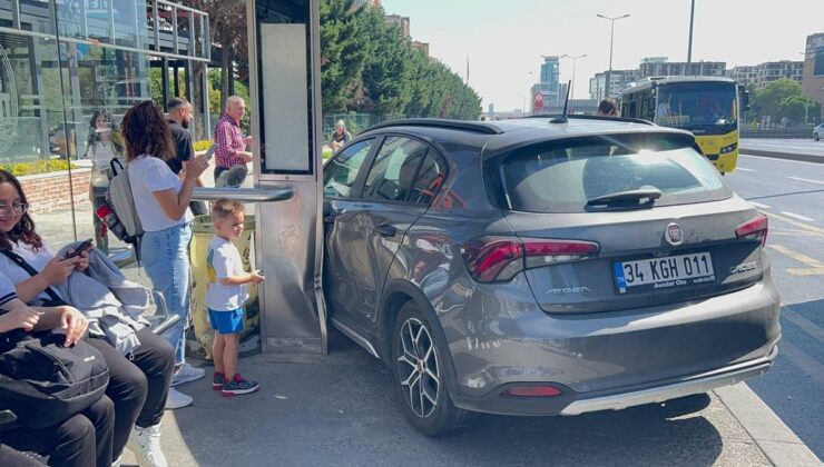 İstanbul’da feci kaza: Lastiği patlayan araç otobüs durağına daldı