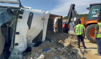 İstanbul’da hafriyat yüklü kamyon otoyola devrildi