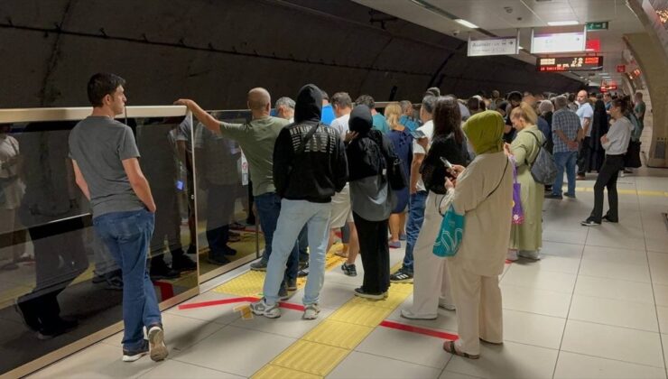 İstanbul’da Samandıra-Üsküdar seferini yapan metroda arıza