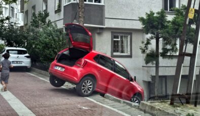 İstanbul’da sürücü yol sanarak girdiği merdivenlerde asılı kaldı