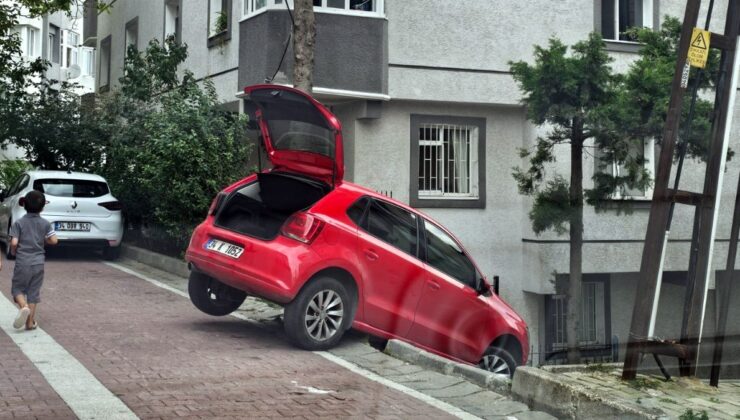 İstanbul’da sürücü yol sanarak girdiği merdivenlerde asılı kaldı