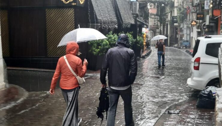 İstanbul’da yağmura yakalanan vatandaşlar zor anlar yaşadı