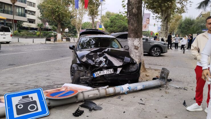 İstanbul’da yoldan çıkan araç aydınlatma direğine çarptı