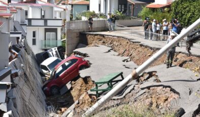 İzmir’de 3 araç, yıkılan istinat duvarının altında kaldı