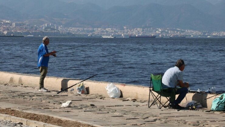 İzmir’de balıkçılar kötü kokuya aldırış etmedi