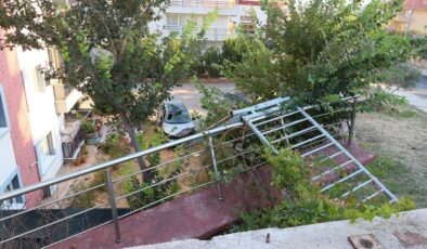 İzmir’de otomobil 10 metreden apartmanın bahçesine düştü