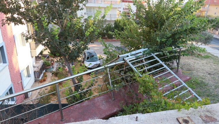 İzmir’de otomobil 10 metreden apartmanın bahçesine düştü