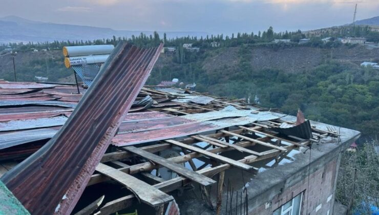 Kars’ta şiddetli rüzgar çatıları uçurdu