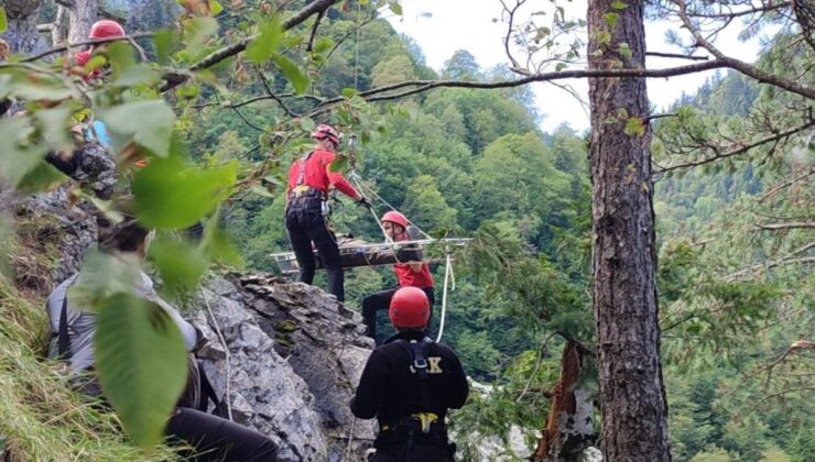 Kastamonu’da kayalıklarda mahsur kalan 2 madenci, helikopterle kurtarıldı