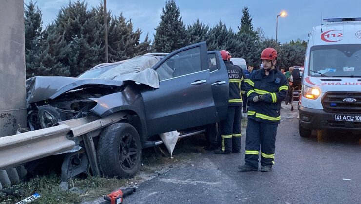 Kocaeli’de araç bariyere saplandı, sürücü yaşamını yitirdi