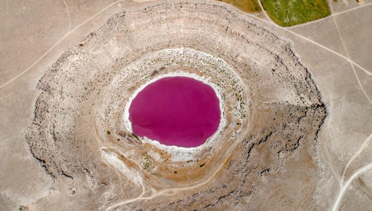 Konya’da pembe rengiyle ünlenen Meyil Obruk Gölü kurudu