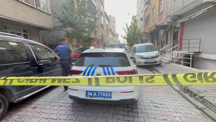 Küçükçekmece’de eşini bıçaklayan adamı oğlu bıçakladı