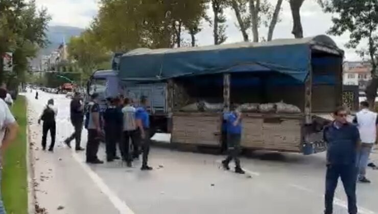 Kütahya’da kaçak satış yaptığı için ceza yazılınca kamyonuyla yol kesti