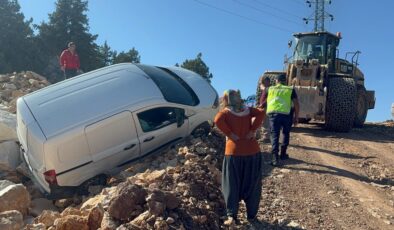 Mersin’de engelli birey askıda kalan araçta mahsur kaldı