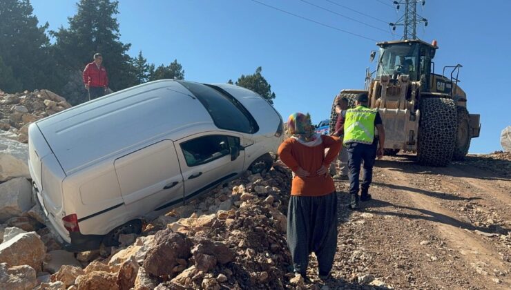 Mersin’de engelli birey askıda kalan araçta mahsur kaldı