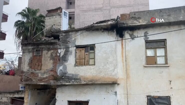 Mersin’de otomobilin üstüne balkon çöktü