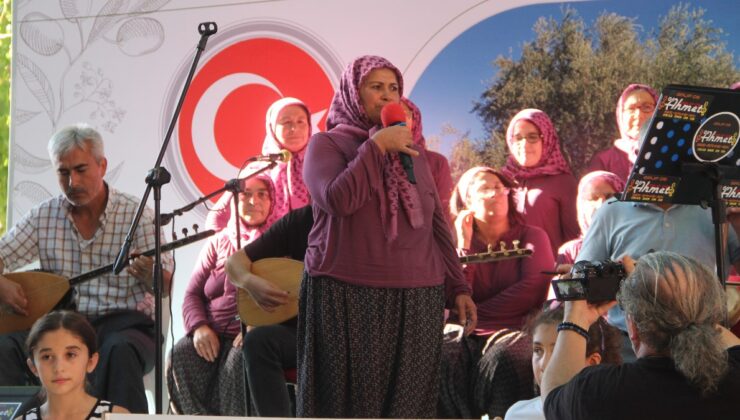 Mersin’in Şalvarlı Kadınlar Korosu adeta sahnede esti