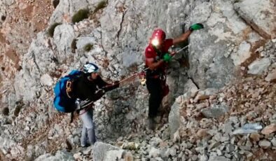 Muğla’da mahsur kalan paraşütçünün imdadına ekipler yetişti