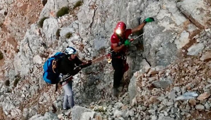 Muğla’da mahsur kalan paraşütçünün imdadına ekipler yetişti