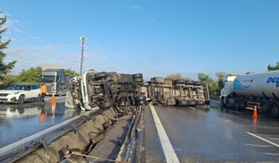 Sakarya’da glikol yüklü tanker devrildi