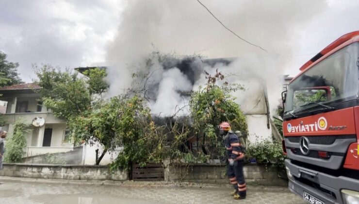 Sakarya’da karı koca kavgası: Biri arabayı baltaladı, diğeri evi yaktı