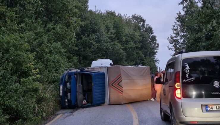 Sakarya’da kontrolden çıkan kamyonet yan yattı