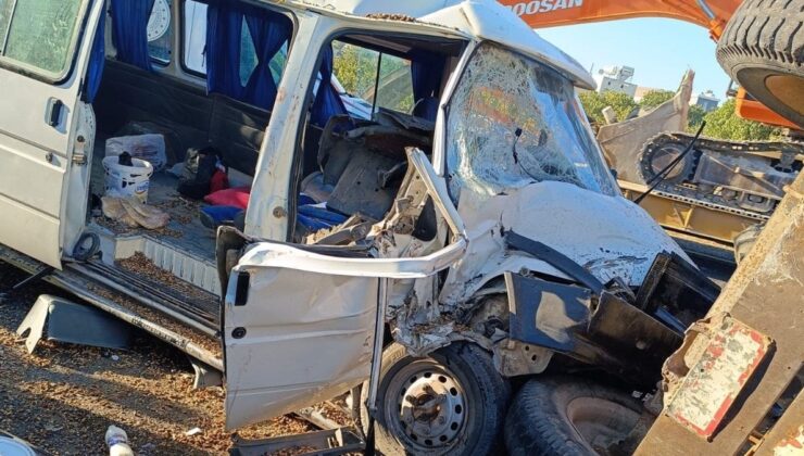 Şanlıurfa’da fıstık işçilerini taşıyan minibüs kaza yaptı: 12 yaralı