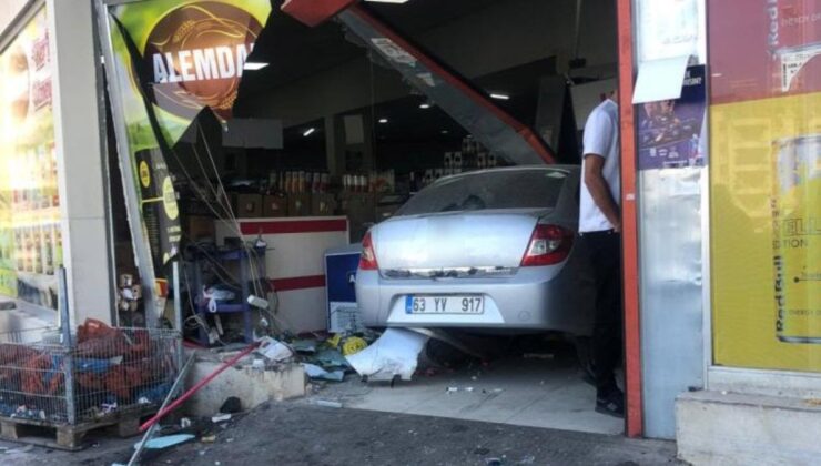 Şanlıurfa’da kadın sürücü otomobiliyle markette daldı