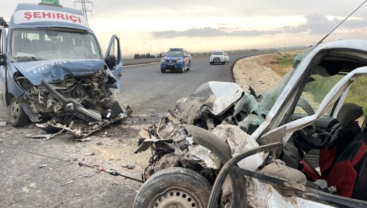 Şanlıurfa’da minibüs ile hafif ticari araç çarpıştı: 1 ölü 8 yaralı