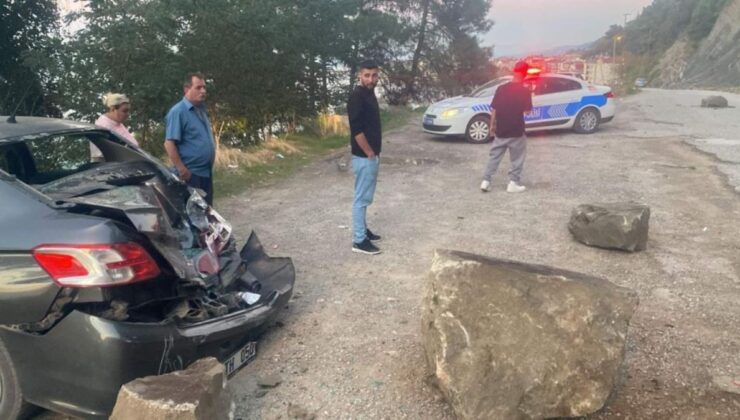 Sinop’ta kopan kaya parçası otomobile düştü