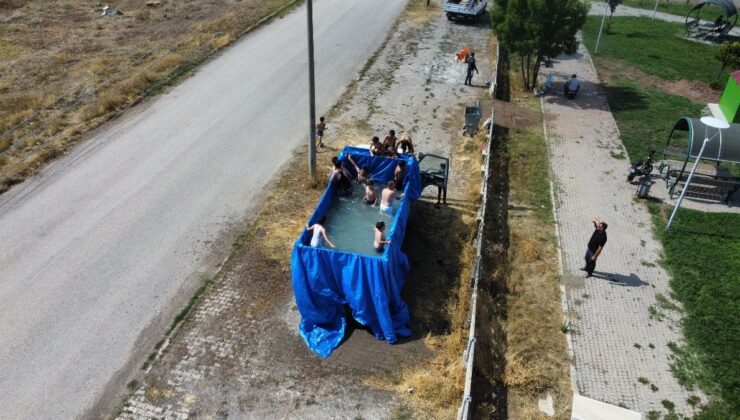 Sivas’ta sıcaktan bunalan çocuklar kamyon kasasında serinledi