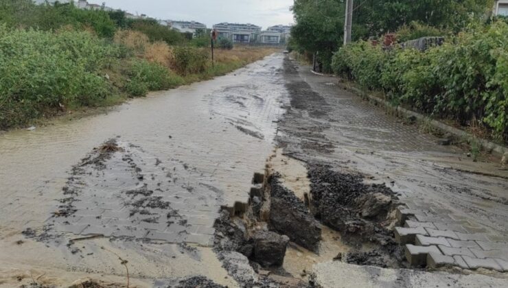 Tekirdağ’da sağanak yağışta yolda çukur oluştu