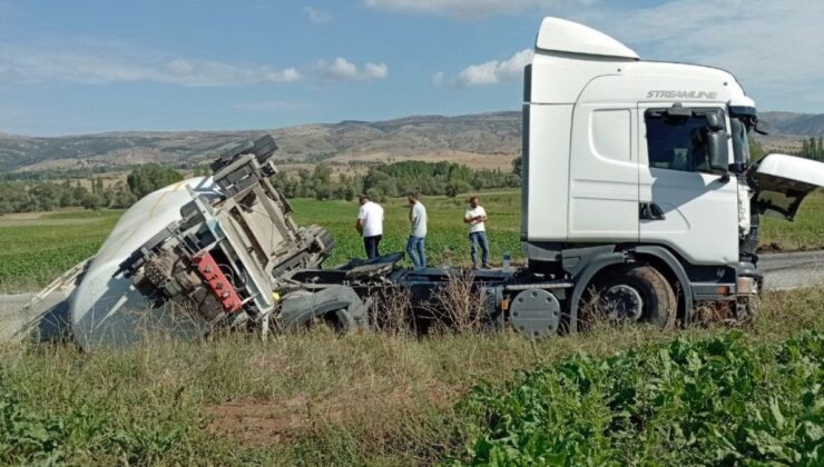 Tokat’ta makas atan tırın dorsesi yan yattı