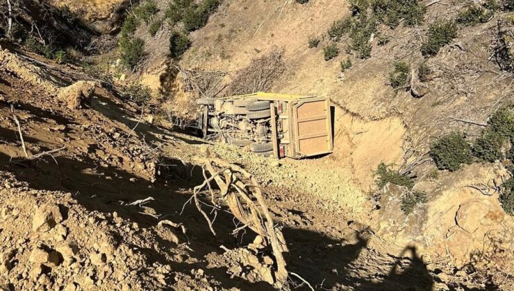 Tokat’ta toprak yüklü kamyon 25 metre yükseklikten uçuruma yuvarlandı