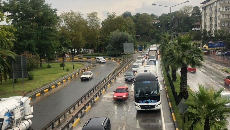 Trabzon’da sağanakta sahil yolu göle döndü