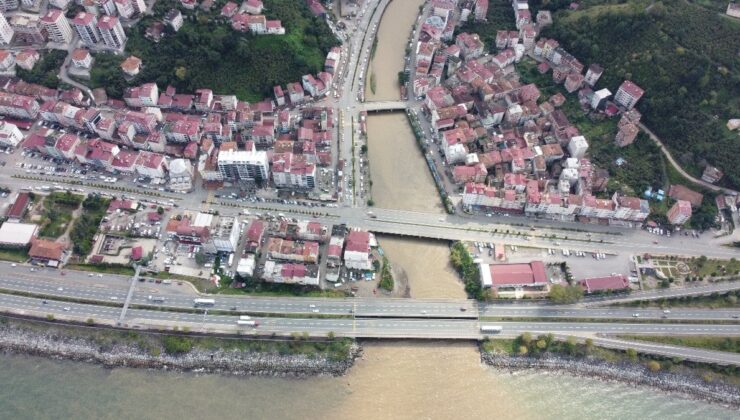 Trabzon’da sel gitti, Karadeniz’in rengi değişti