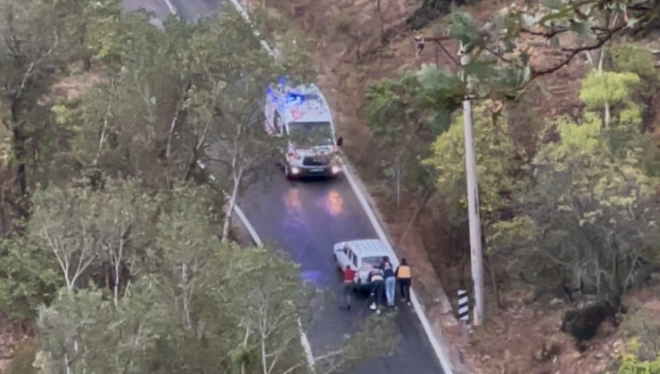 Tunceli’de yolda kalan araca sağılk çalışanları yardım etti