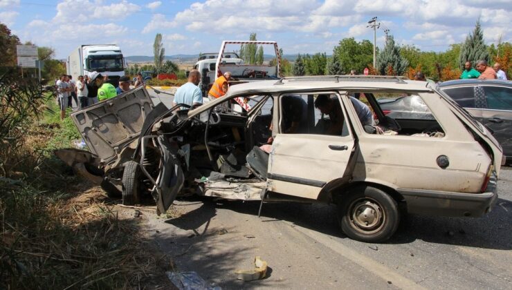 Uşak’ta iki otomobilin çarpıştığı kazada 1 kişi öldü, 4 kişi yaralandı