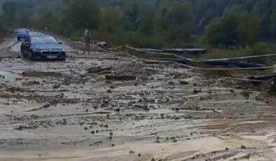 Zonguldak’ta yağış sonrası yola çamur aktı