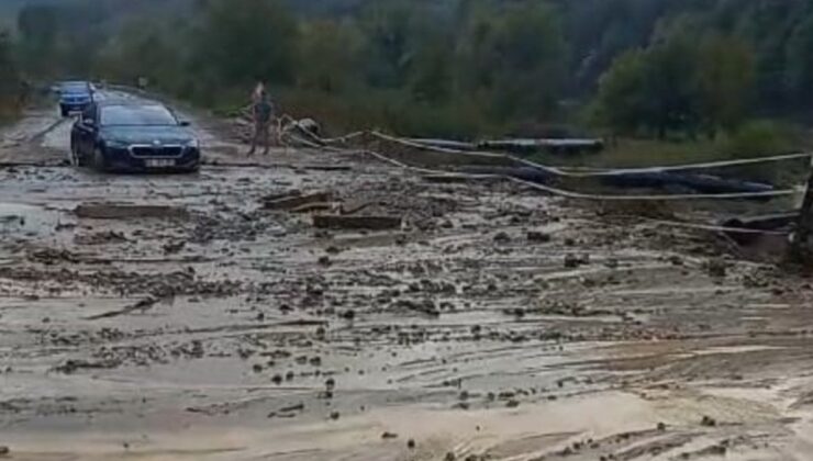 Zonguldak’ta yağış sonrası yola çamur aktı