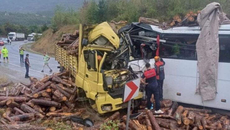 Zonguldak’ta yolcu otobüsü tomruk yüklü kamyonla çarpıştı