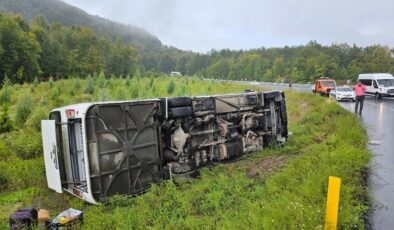 Zonguldak’ta yoldan çıkan midibüs devrildi: 9 yaralı