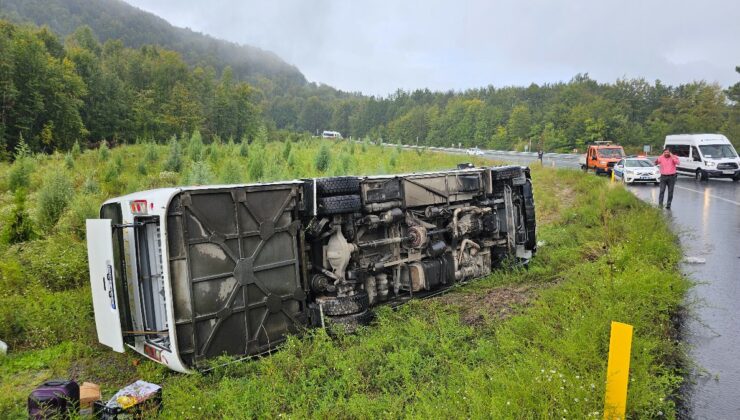 Zonguldak’ta yoldan çıkan midibüs devrildi: 9 yaralı