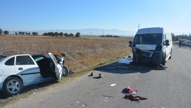 Afyonkarahisar’da öğrenci servisi kaza yaptı 3 kişi öldü