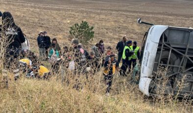 Afyonkarahisar’da turist taşıyan otobüs devrildi: 1’i ağır 20 yaralı