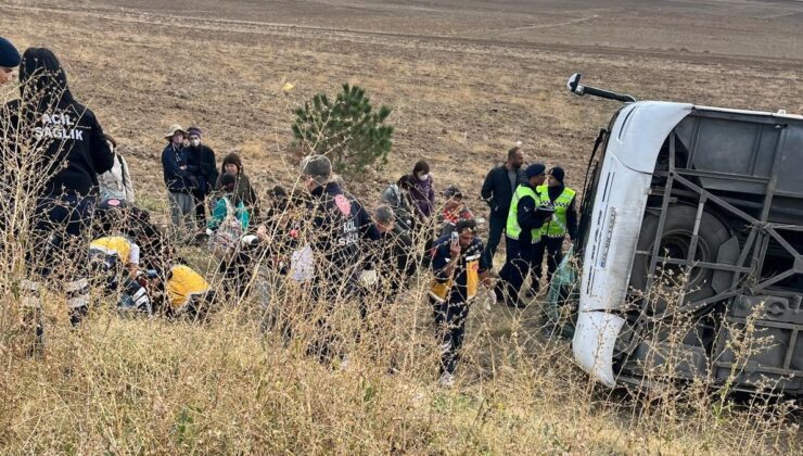 Afyonkarahisar’da turist taşıyan otobüs devrildi: 1’i ağır 20 yaralı