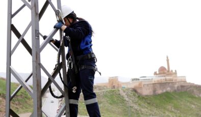 Ağrı’da mühendis Aslı, metrelerce yükseklikte arızaları gideriyor