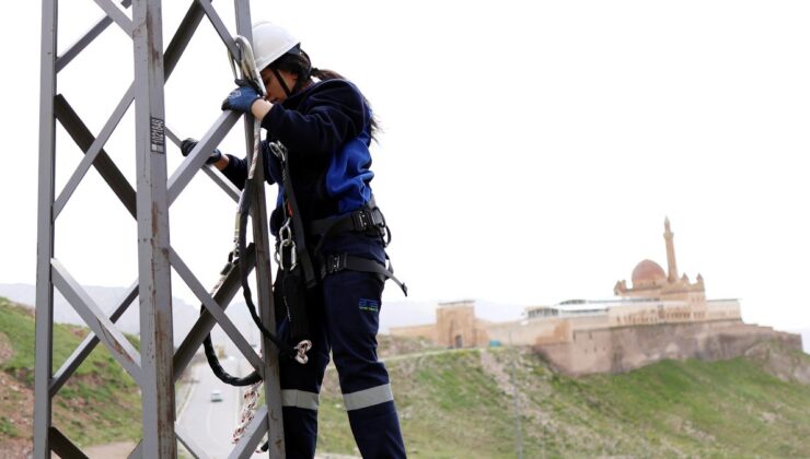 Ağrı’da mühendis Aslı, metrelerce yükseklikte arızaları gideriyor