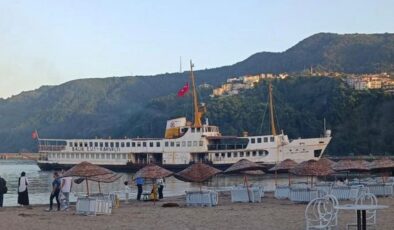 Amasra’da çapası hasar gören restoran vapur plajda karaya vurdu