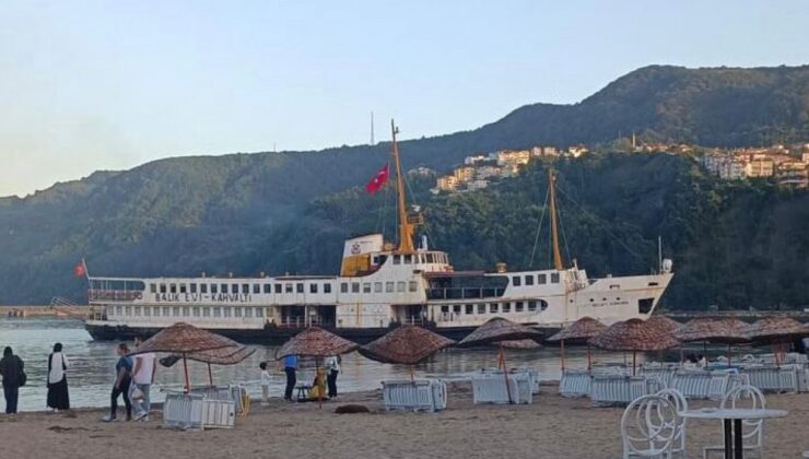 Amasra’da çapası hasar gören restoran vapur plajda karaya vurdu